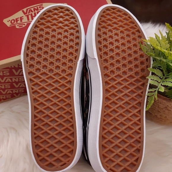 VANS: Hightop Garden Floral Sneaker. NWB. - Picture 9 of 9